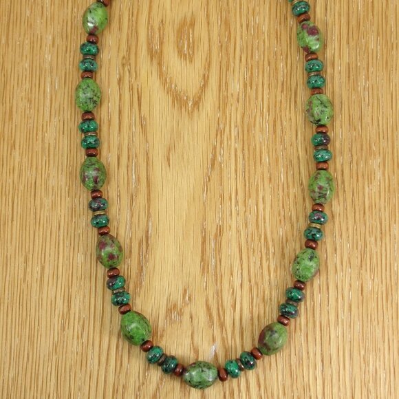 Green agate stone bead necklace with brown wood beads and small metal beads - Picture 9 of 15